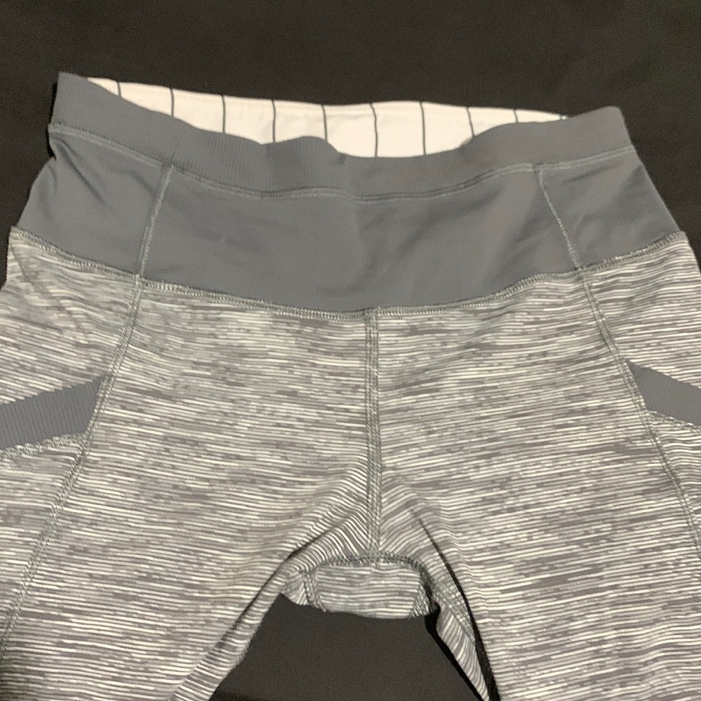 Lululemon Black Heathered Capri Leggings Size 4 or 6 with Side Pockets